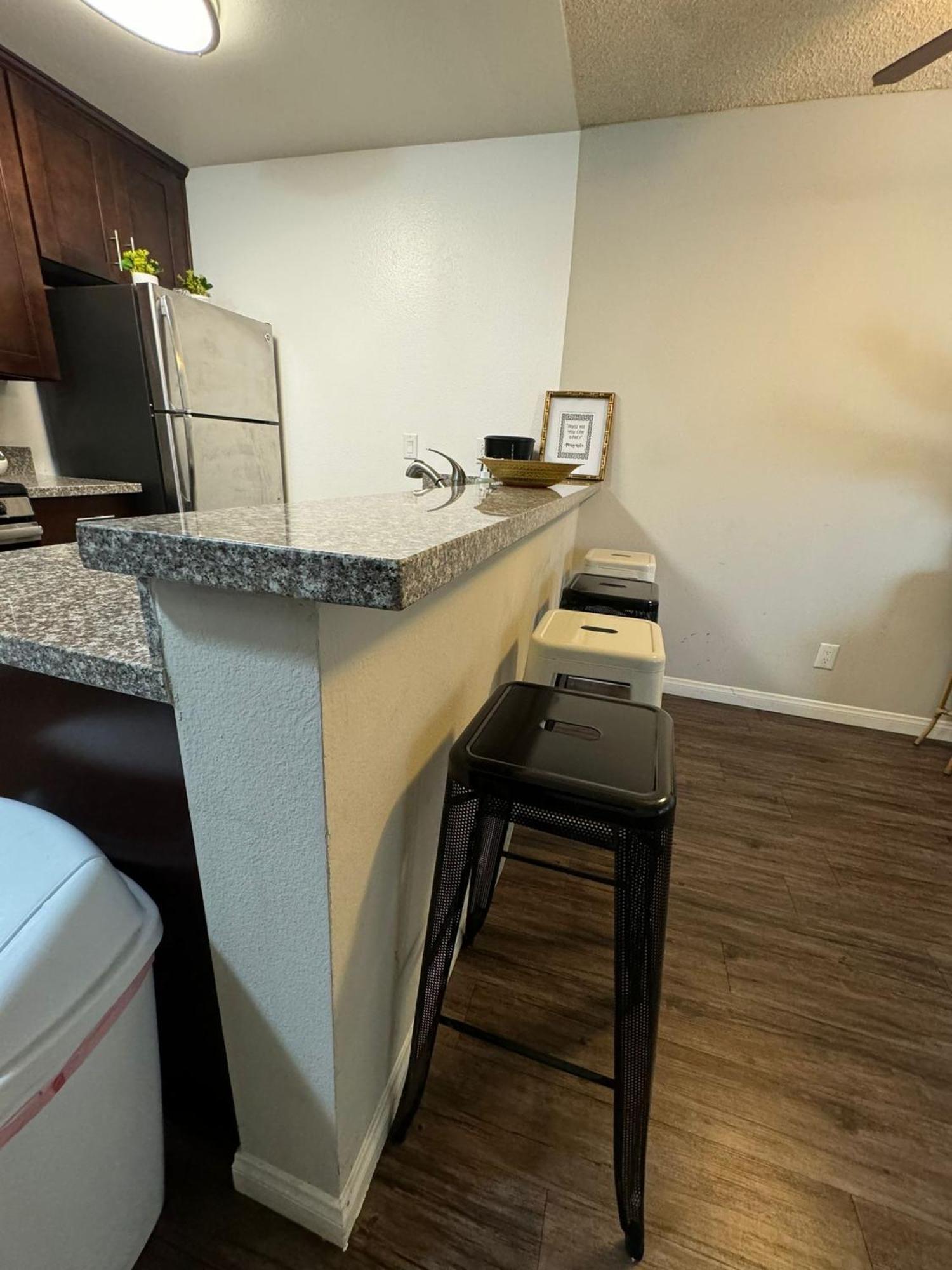 Incredible Two Bedroom Hollywood Apartments Free Parking Los Angeles Zewnętrze zdjęcie