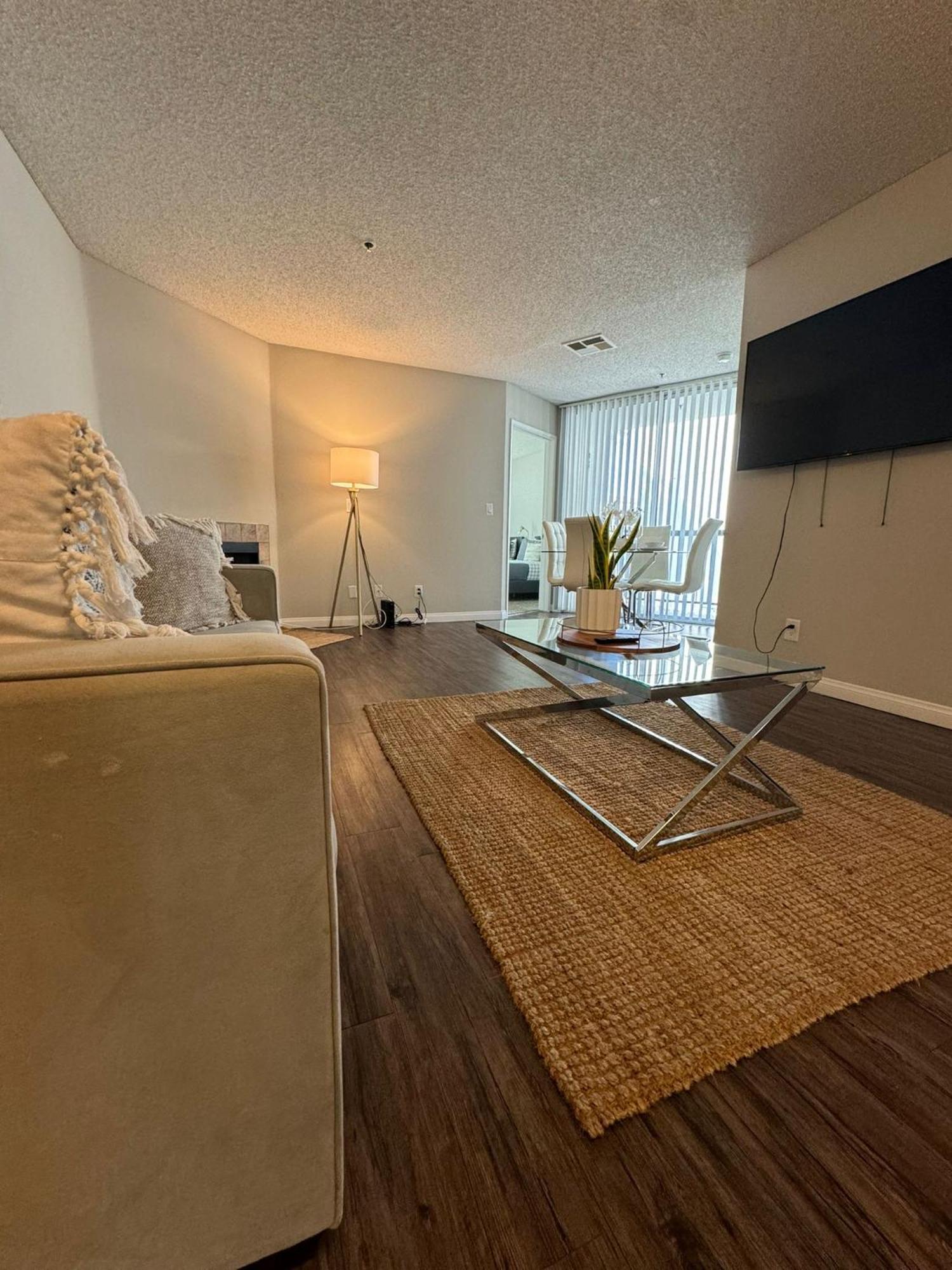 Incredible Two Bedroom Hollywood Apartments Free Parking Los Angeles Zewnętrze zdjęcie