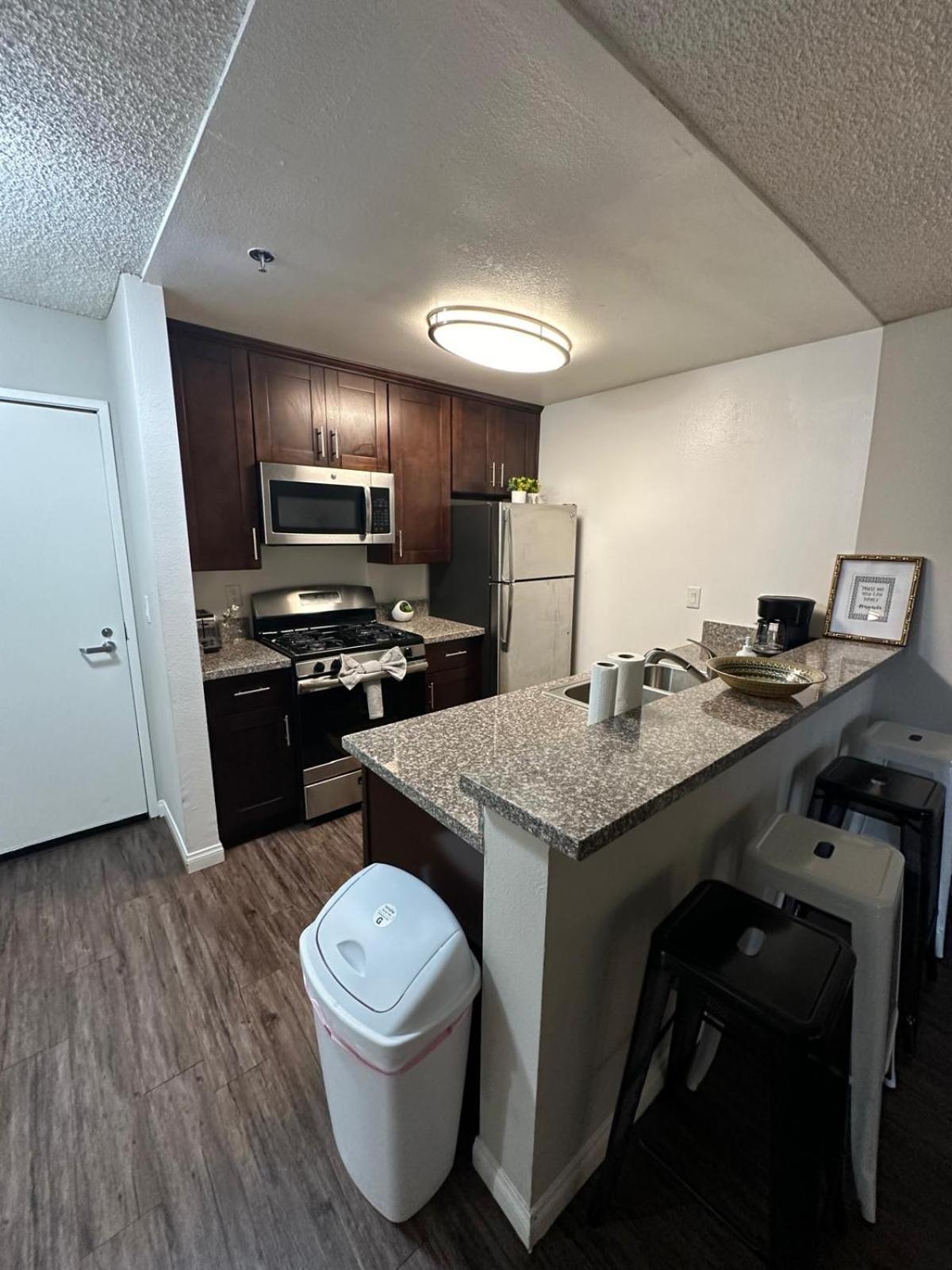 Incredible Two Bedroom Hollywood Apartments Free Parking Los Angeles Zewnętrze zdjęcie