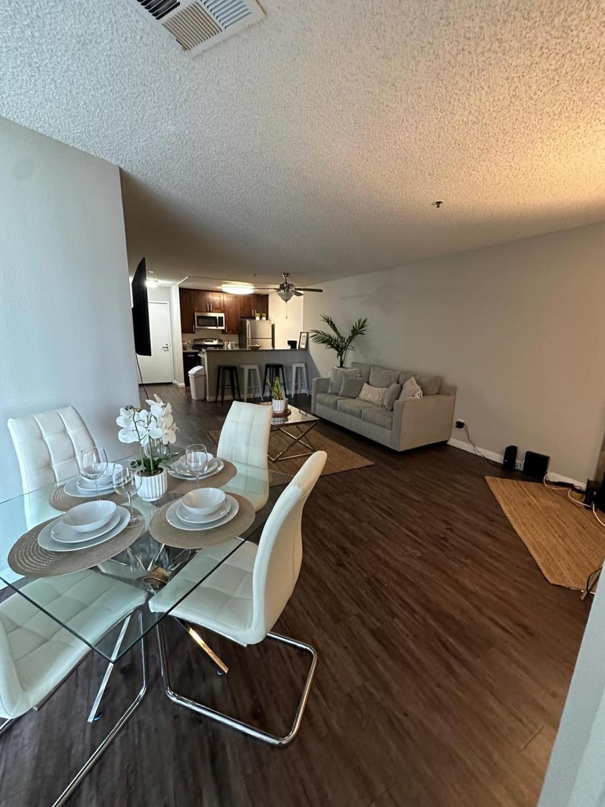 Incredible Two Bedroom Hollywood Apartments Free Parking Los Angeles Zewnętrze zdjęcie
