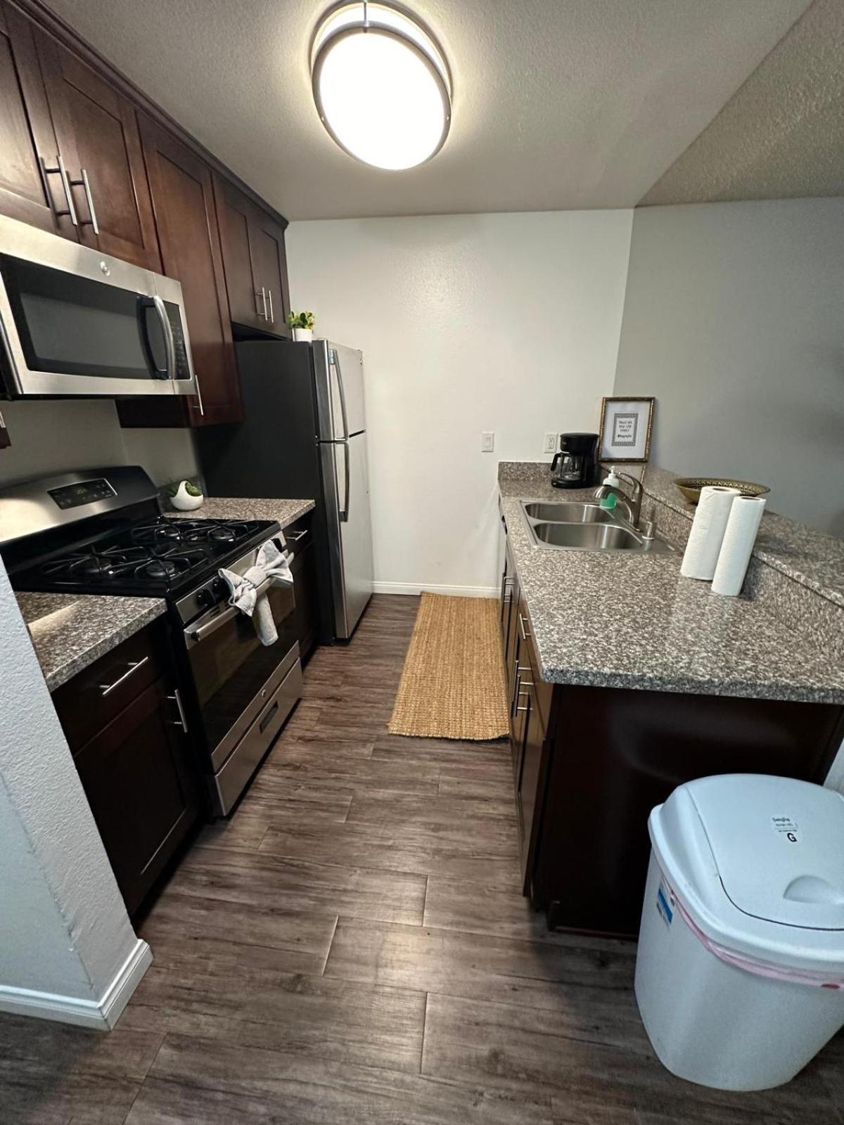 Incredible Two Bedroom Hollywood Apartments Free Parking Los Angeles Zewnętrze zdjęcie