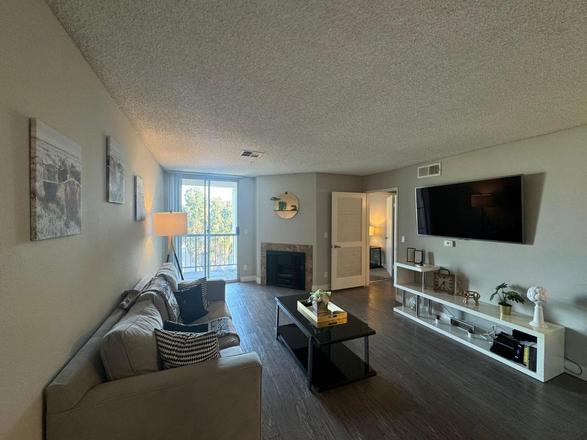 Incredible Two Bedroom Hollywood Apartments Free Parking Los Angeles Zewnętrze zdjęcie