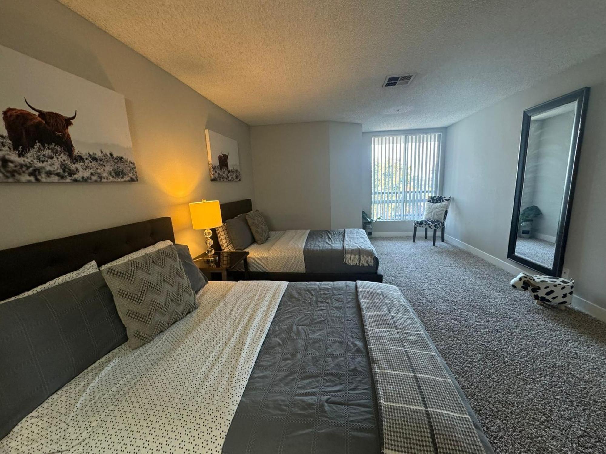 Incredible Two Bedroom Hollywood Apartments Free Parking Los Angeles Zewnętrze zdjęcie