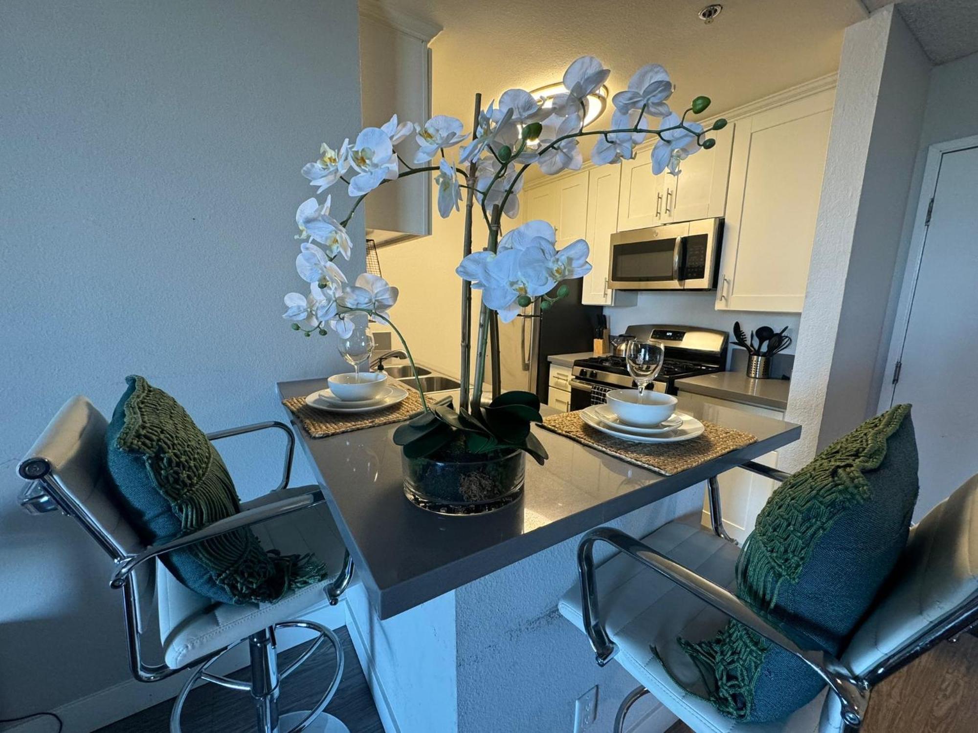 Incredible Two Bedroom Hollywood Apartments Free Parking Los Angeles Zewnętrze zdjęcie