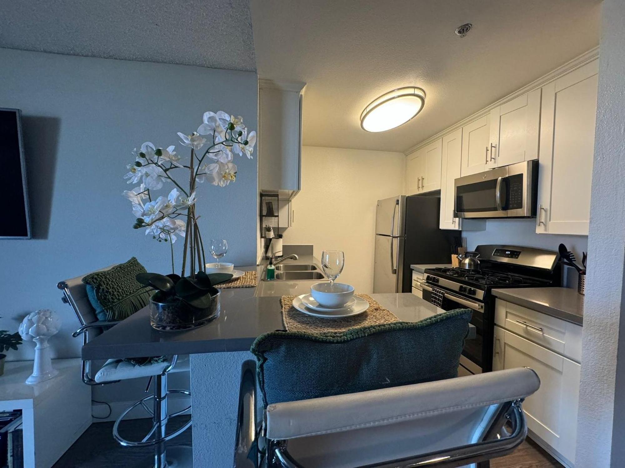 Incredible Two Bedroom Hollywood Apartments Free Parking Los Angeles Zewnętrze zdjęcie