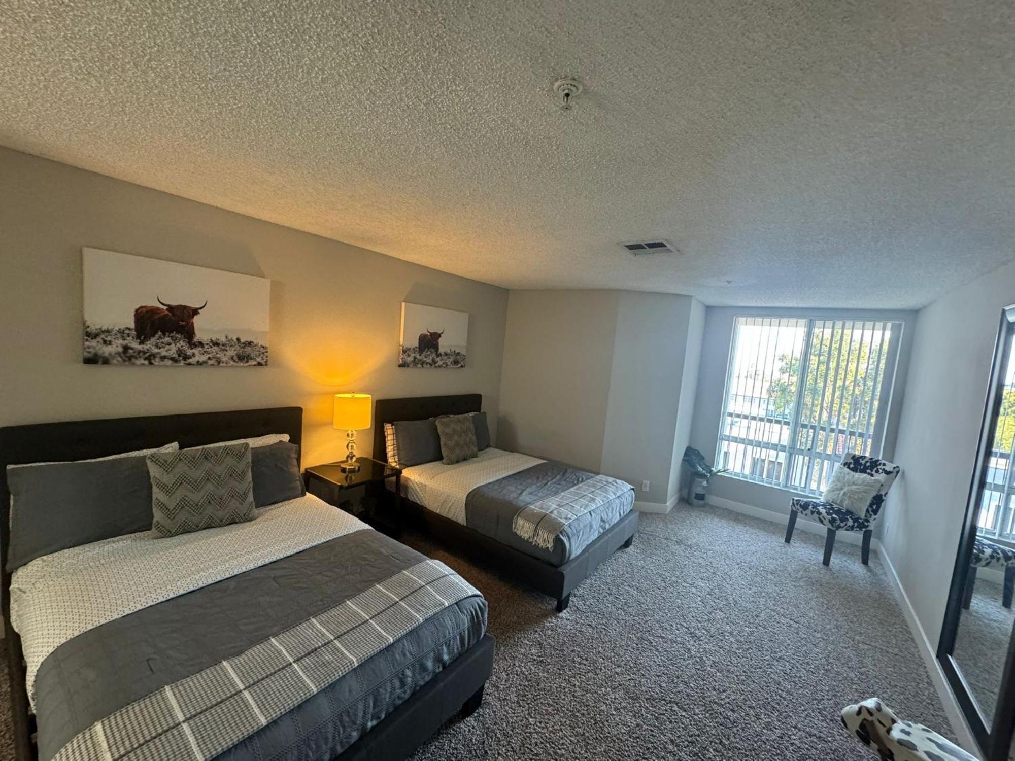 Incredible Two Bedroom Hollywood Apartments Free Parking Los Angeles Zewnętrze zdjęcie