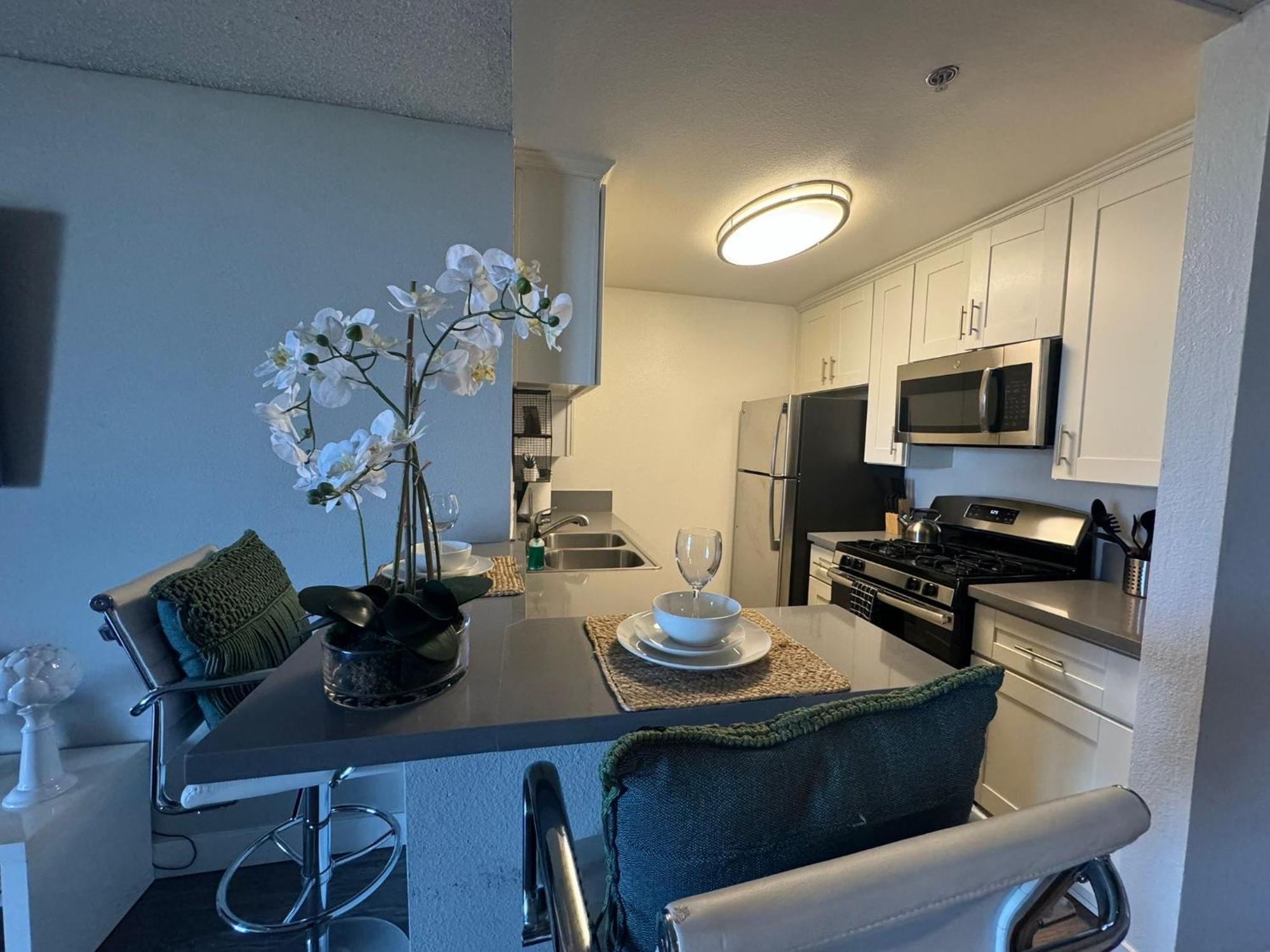 Incredible Two Bedroom Hollywood Apartments Free Parking Los Angeles Zewnętrze zdjęcie