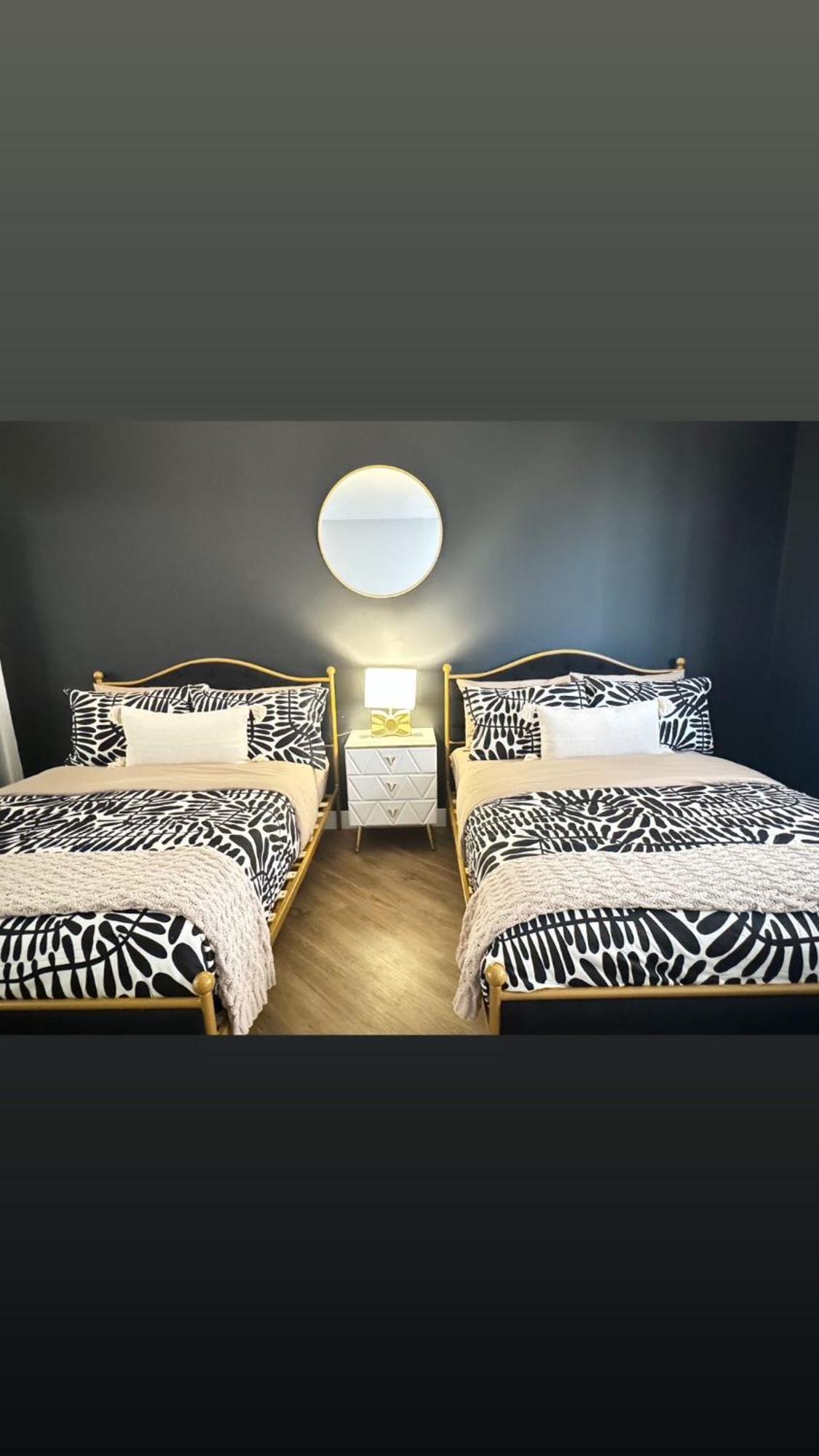 Incredible Two Bedroom Hollywood Apartments Free Parking Los Angeles Zewnętrze zdjęcie