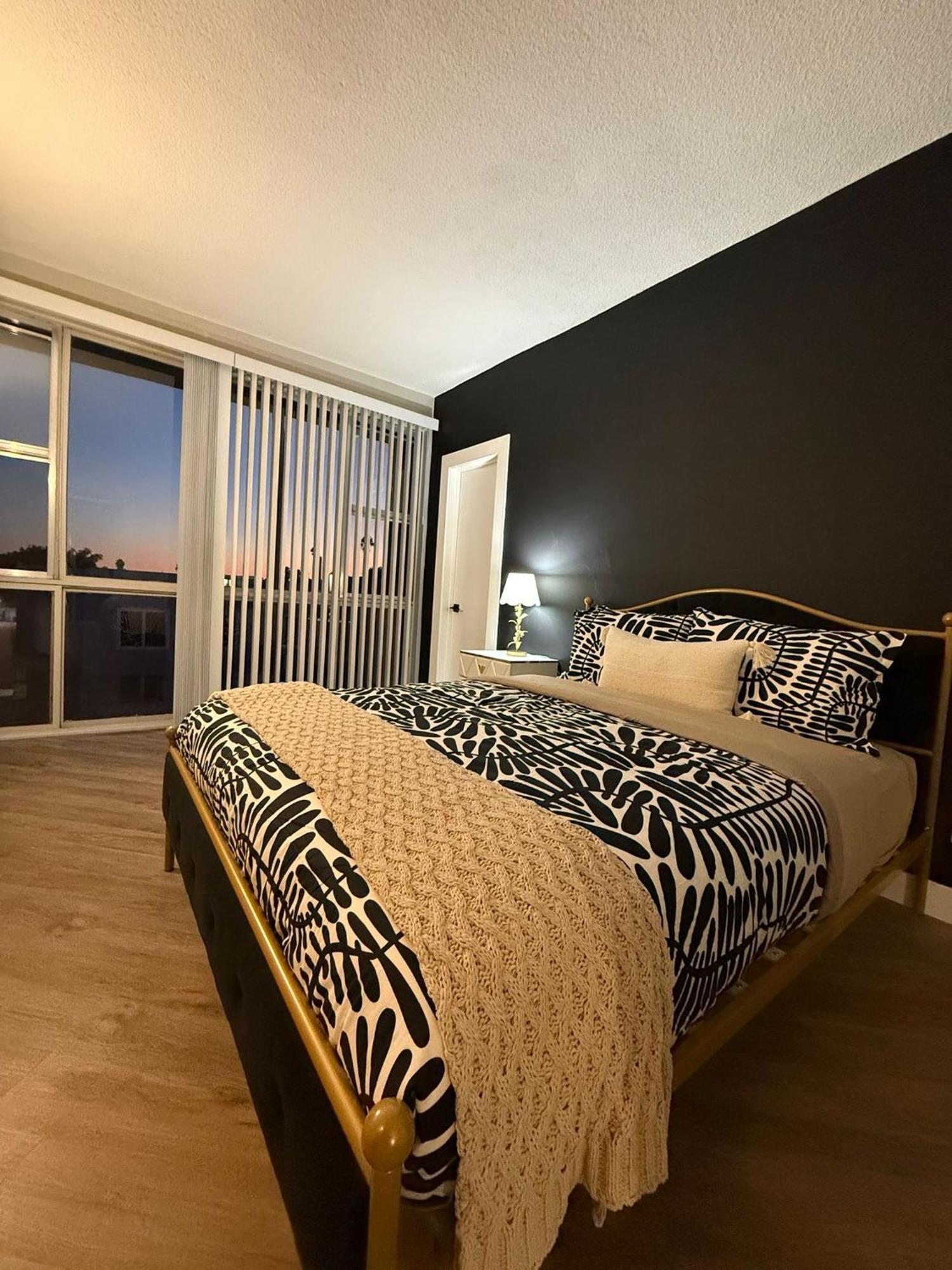 Incredible Two Bedroom Hollywood Apartments Free Parking Los Angeles Zewnętrze zdjęcie